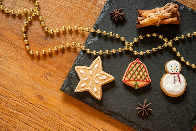 Composición de galletas de Navidad sobre fondo de pizarra.