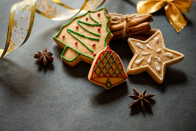 Composición de galletas de Navidad sobre fondo de pizarra.