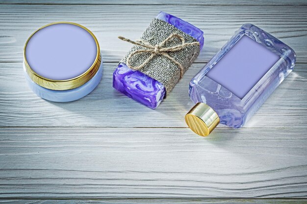 Composición de gel de ducha de jabón hecho a mano de lavanda y loción corporal en concepto de spa de tablero de madera