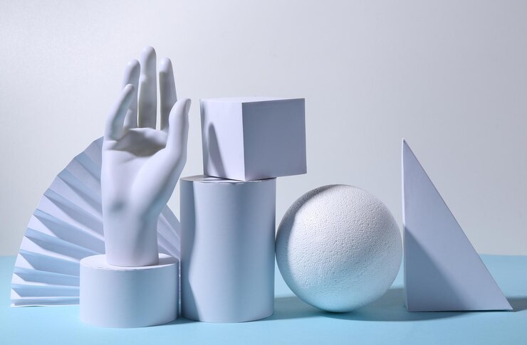 Composición geométrica de arte conceptual de formas geométricas y una mano de maniquí sobre un fondo blanco azul Minimalism Showcase