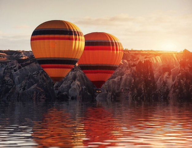 Composición de globos sobre agua y valles.