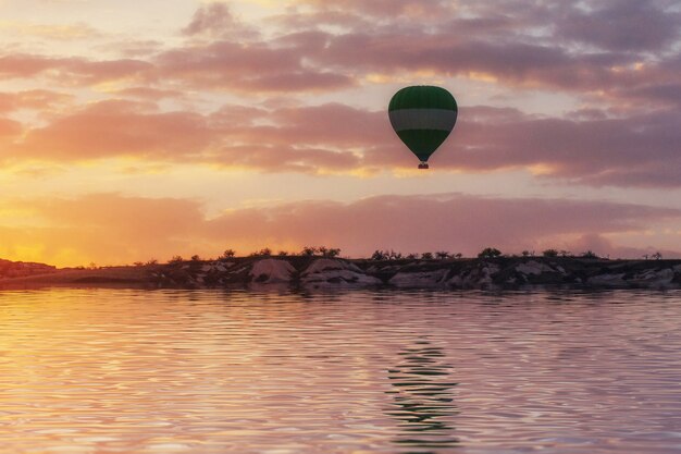 Composición de globos sobre agua y valles.