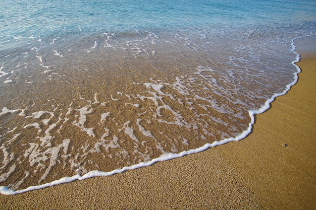 Composición gráfica dibujada por el mar en la arena dorada y única de la playa de Lia en Mykonos