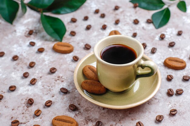 Composición con granos de café tostado y galletas con forma de granos de café.