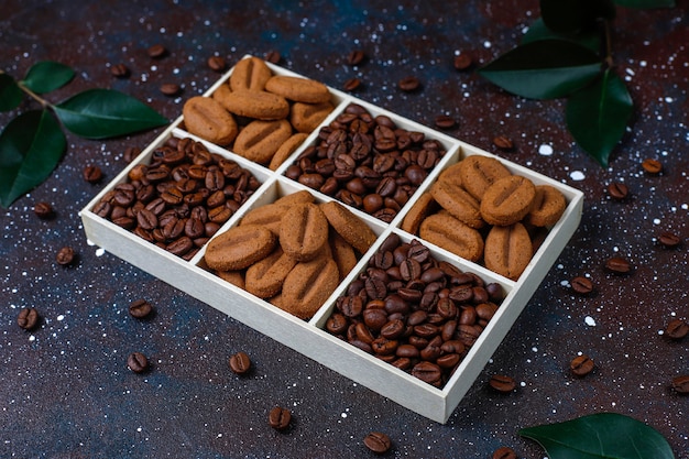 Composición con granos de café tostado y galletas con forma de granos de café.