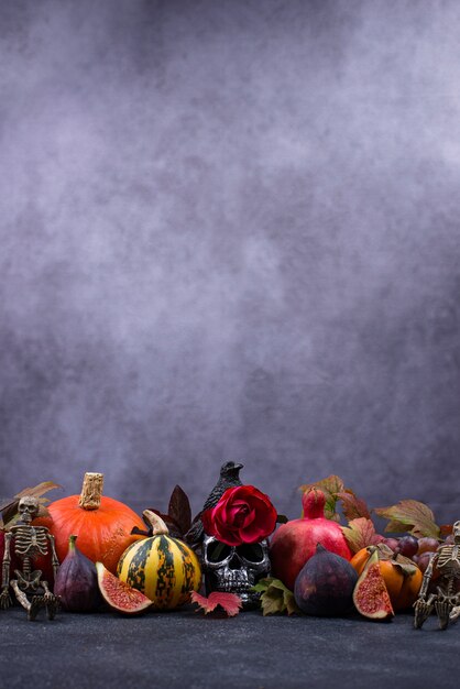 Composición de halloween con frutas de otoño