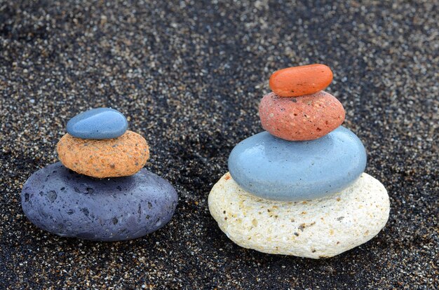 Composición de hermosas piedras de playa redondeadas por olas