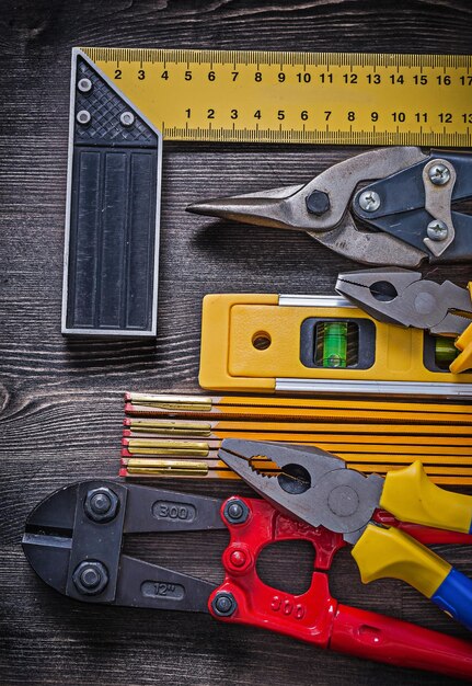 Composición de herramientas de construcción en el concepto de mantenimiento de tableros de madera