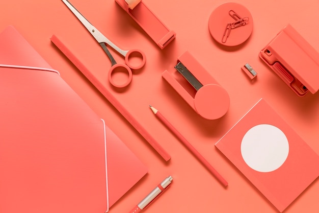 Foto composición de herramientas de la escuela de papelería rosa dispuestas