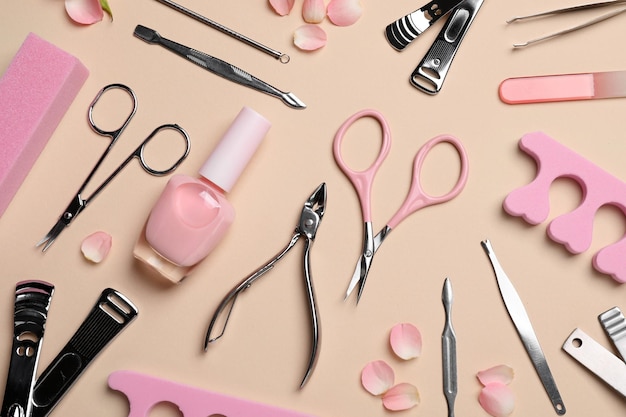 Composición con herramientas de manicura y pedicura en un fondo beige