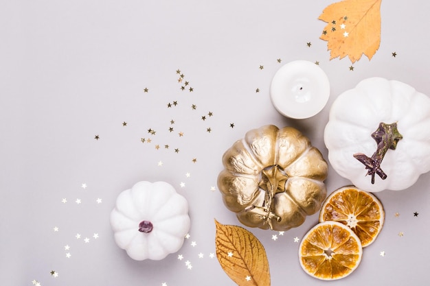 Composición de hojas calabazas doradas y placeres de estrellas de confeti Otoño o fondo del día de acción de gracias