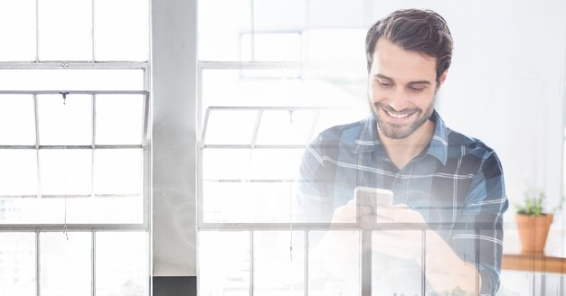 Composición del hombre sonriente con smartphone en la oficina con superposición de blanco
