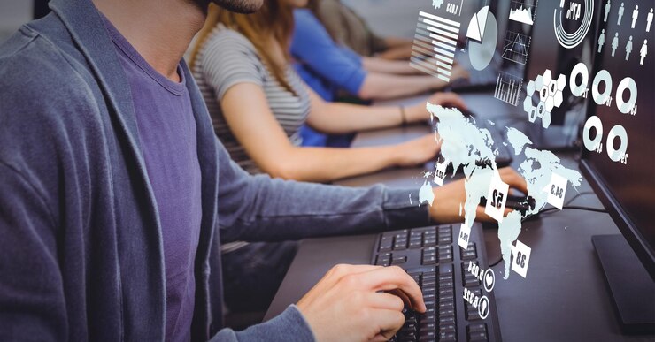 Foto composición de iconos digitales y mapa del mundo sobre personas que usan computadoras en la oficina