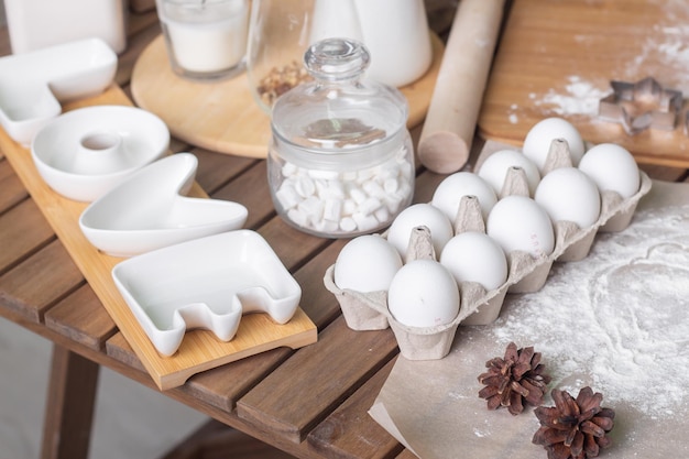 Composición de ingredientes para una deliciosa tarta casera sobre una mesa de madera