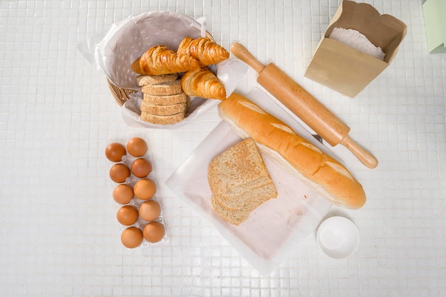 Composición de ingredientes para hornear o cocinar en la cafetería de fondo de la mesa de la cocina
