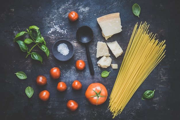 Composición con ingredientes para pasta