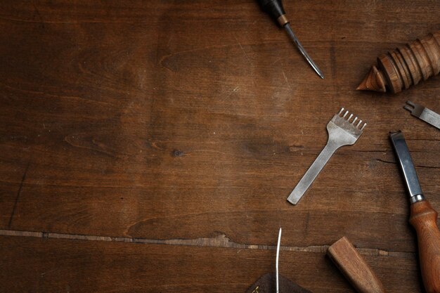 Foto composición de los instrumentos para el procesamiento del cuero el proceso de fabricación de artículos de cuero