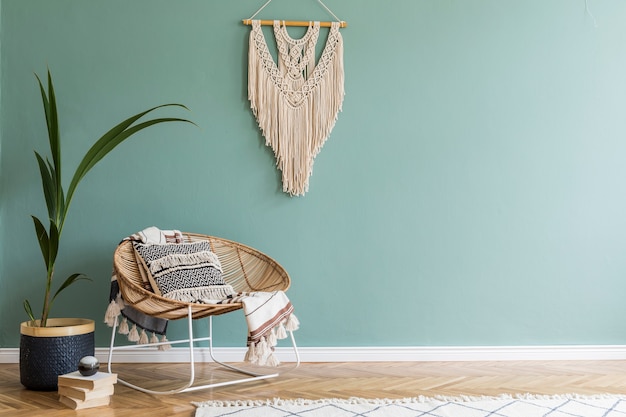 Composición del interior de la sala de estar con sillón de ratán y accesorios boho Plantilla