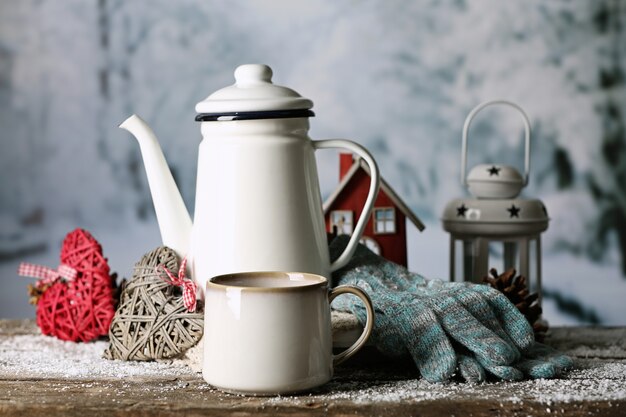 Composición de invierno con bebida caliente en el fondo de la naturaleza