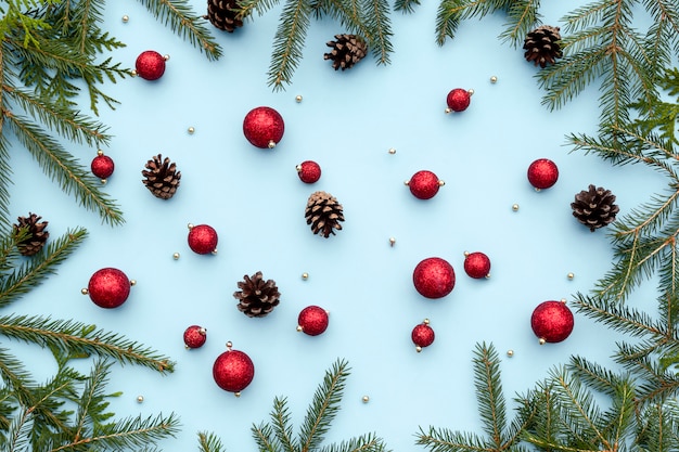 Composición de invierno de Navidad o año nuevo: juguetes, ramas de abeto, conos de pino, adornos decorativos de Navidad.