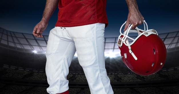Composición del jugador de fútbol americano masculino con casco sobre estadio deportivo
