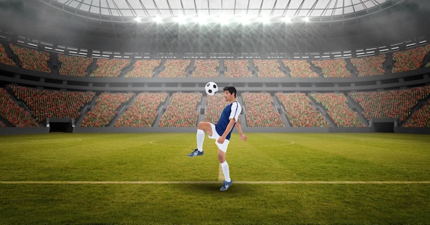 Composición del jugador de fútbol masculino con balón en el estadio de fútbol