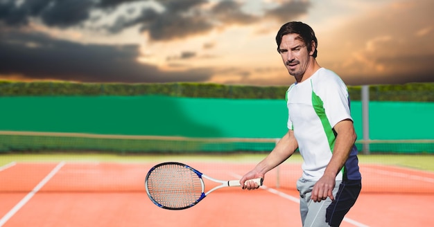 Composición del jugador de tenis masculino sosteniendo la raqueta de tenis en la cancha de tenis
