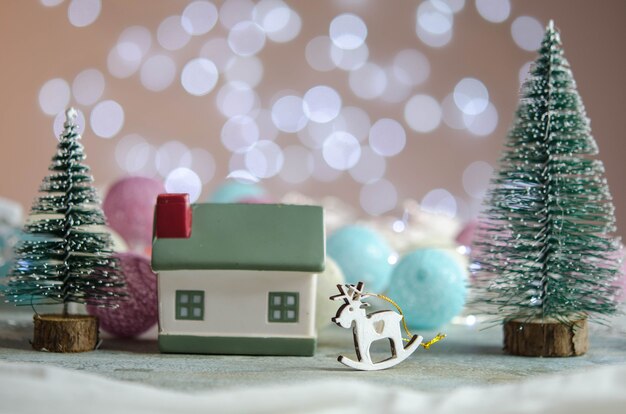 Composición de juguetes de año nuevo. Árbol de Navidad. Casa. Decoración navideña