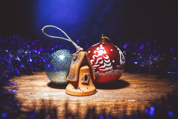 Composición de juguetes navideños Dos bolas y una casa Esperando las vacaciones y la Navidad