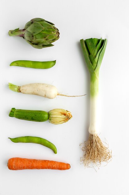 Composición de knolling de verduras frescas en blanco