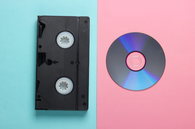 Composición laicos plana de disco cd, casete de audio en rosa azul. Medios de almacenamiento retro.