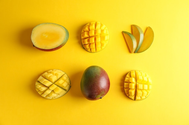 Composición laicos plana con mangos maduros sobre fondo de color