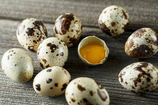 Composición laicos plana con pequeños huevos de codorniz en la madera natural