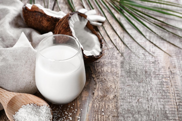 Foto composición con leche de coco fresca sobre fondo de madera