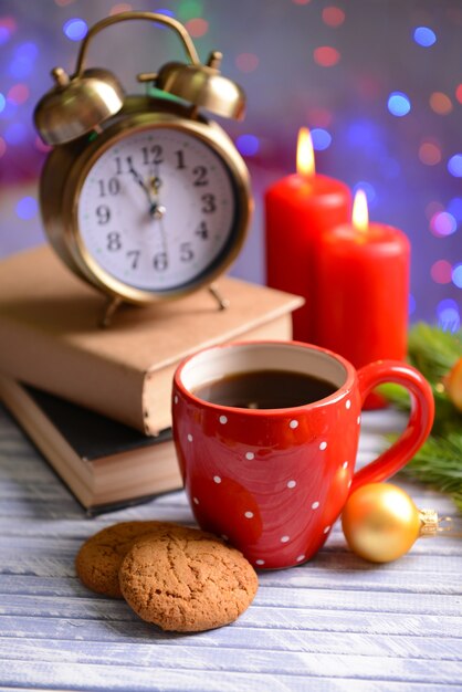 Composición del libro con taza de café y adornos navideños en la mesa