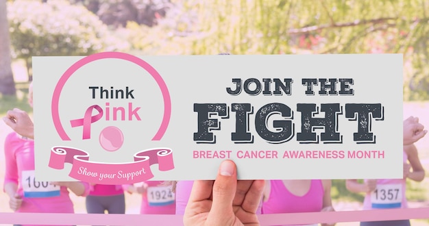 Foto composición del logotipo de la cinta rosada y el texto del cáncer de mama, con un grupo diverso de mujeres