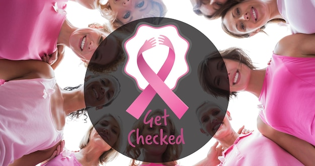 Foto composición del logotipo de la cinta rosada y el texto del cáncer de mama sobre un grupo diverso de mujeres sonrientes