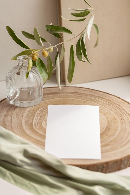 composición luminosa y aireada en estilo blanco en el alféizar de una cafetera y una taza de café