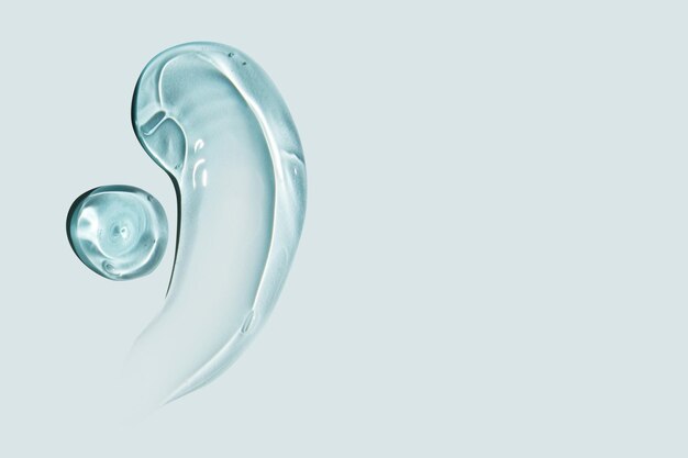 composición de manchas de gel azul cosmético sobre un fondo azul