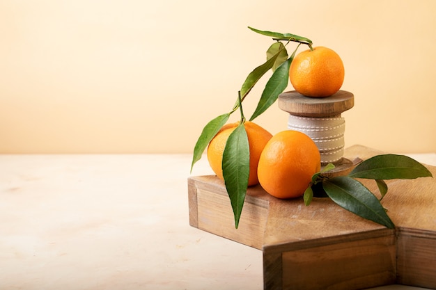Composición de las mandarinas frescas en bandeja de madera