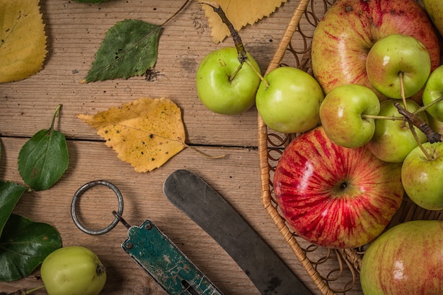 Composición con manzanas frescas en mesa de madera vieja