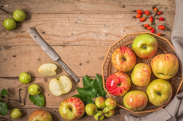Composición con manzanas frescas en mesa de madera vieja