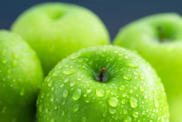 Composición de manzanas verdes con gota de agua