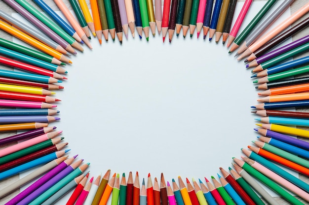 Foto composición de maqueta ovalada de crayones colocados para rodear los lados