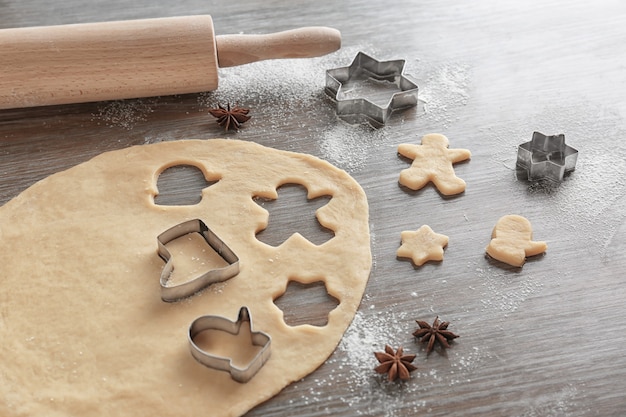 Composición con masa para galletas de Navidad en mesa de madera