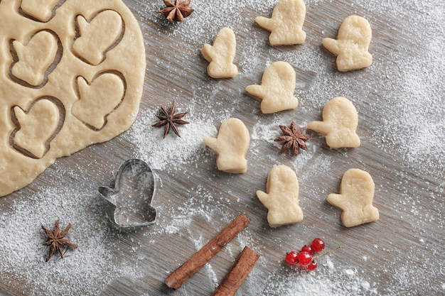 Composición con masa para galletas de Navidad en mesa de madera