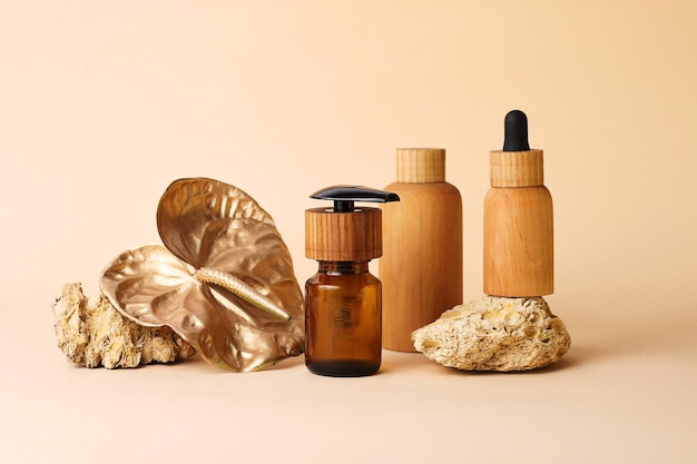 Composición de los materiales naturales y envases de cosméticos de madera cerca de él.