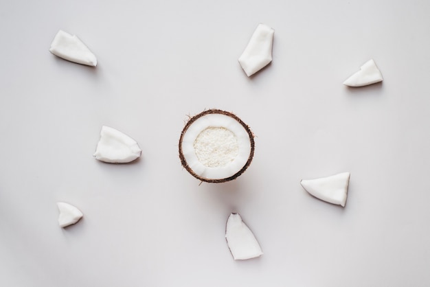 Foto composición con medio coco y porciones pequeñas