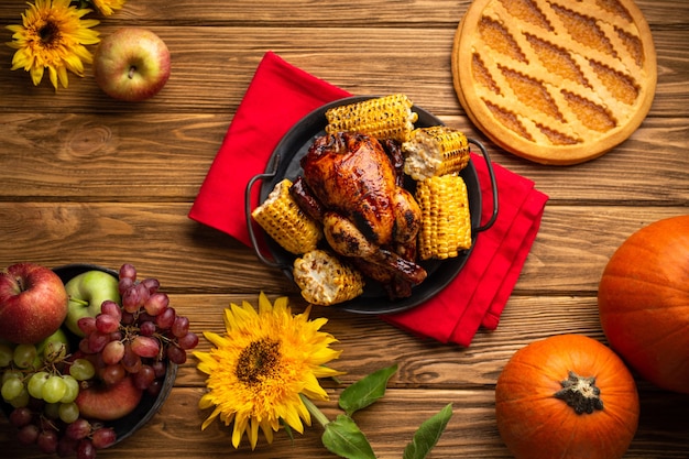 Composición de la mesa festiva de acción de gracias con pavo asado, pastel de calabaza, fruta de otoño. Cena de celebración de acción de gracias con comidas tradicionales en la mesa de madera rústica. Concepto de otoño, vista superior