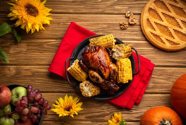 Composición de la mesa festiva de acción de gracias con pavo asado, pastel de calabaza, fruta de otoño. Cena de celebración de acción de gracias con comidas tradicionales en la mesa de madera rústica. Concepto de otoño, vista superior